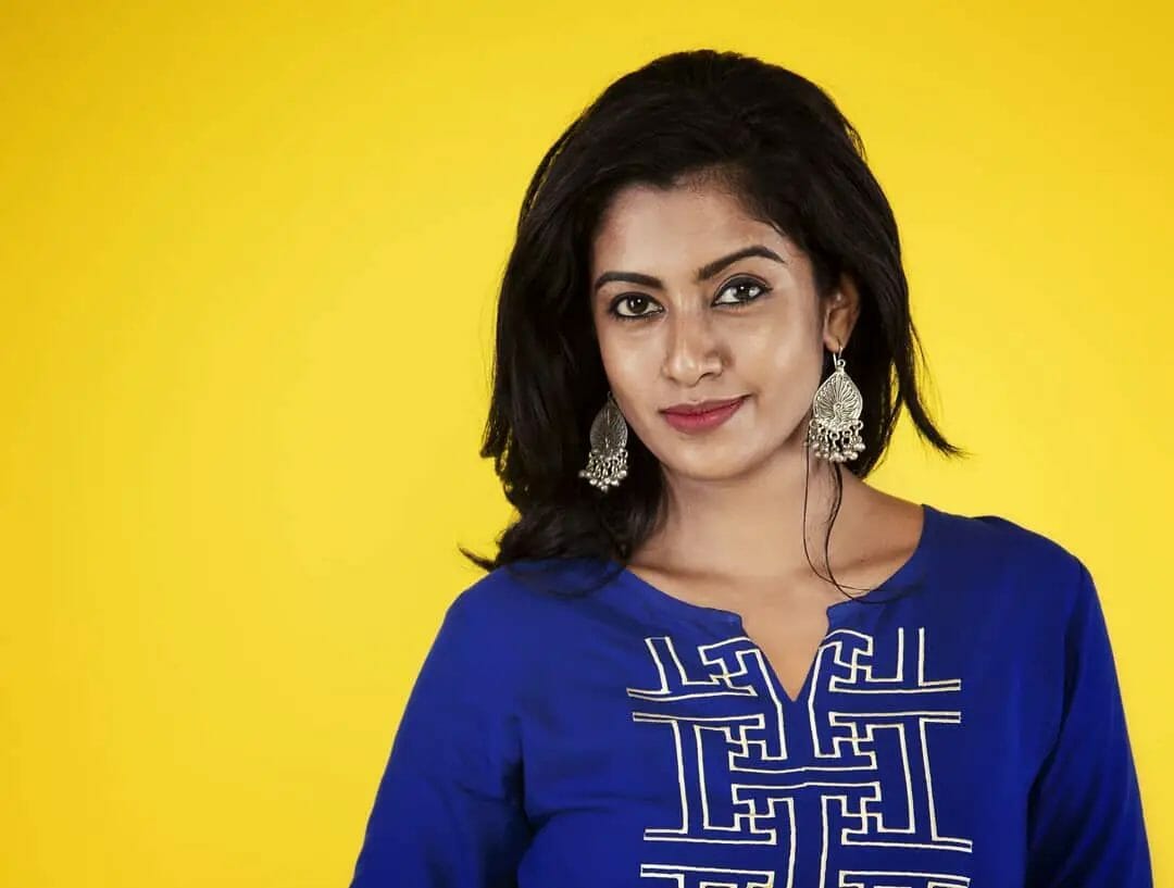 Roshni Haripriyan: Net Worth, Wiki, Bio, Age, Height, Caste, Partner, Father 2023 - networth, wiki, biography