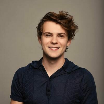 Robbie Kay- Wiki, Age, Height, Net Worth, Girlfriend, Ethnicity 2023 - networth, wiki, biography