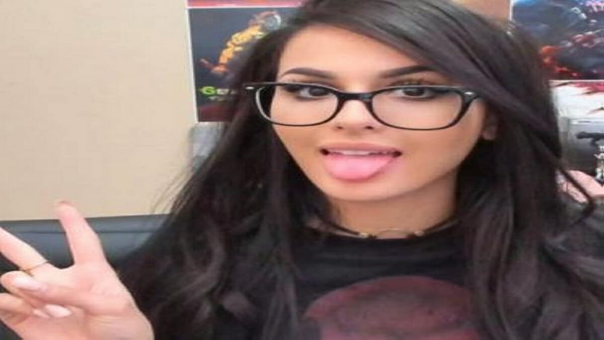 Youtuber SSSniperWolf’s Parents Name, Age, Bio, Birthday, Family, Net