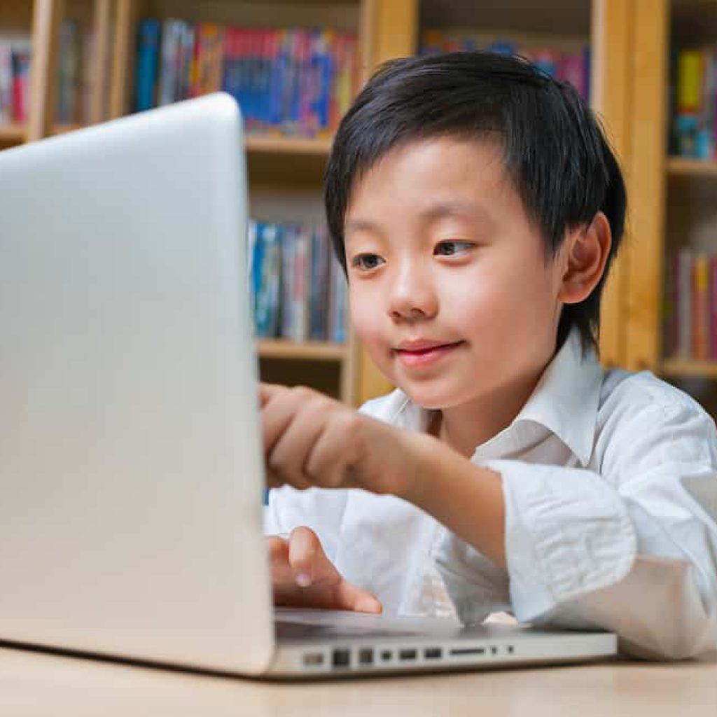 Những lưu ý khi cho con trẻ sử dụng thiết bị công nghệ | Khóa học lập trình cho trẻ em | lập trình game | lập trình web | lập trình scratch | lập trình python